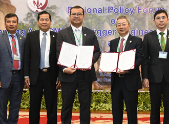 Signing of MoU by H.E. Dr. Kao Thach, Chief Executive Officer, ARDB and Mr. QIAN Wenhui Chairman, Agricultural Development Bank of China (ADBC) and APRACA Chair during the 77th Executive Committee Meeting in Siem Reap, Cambodia on 8 August 2024.