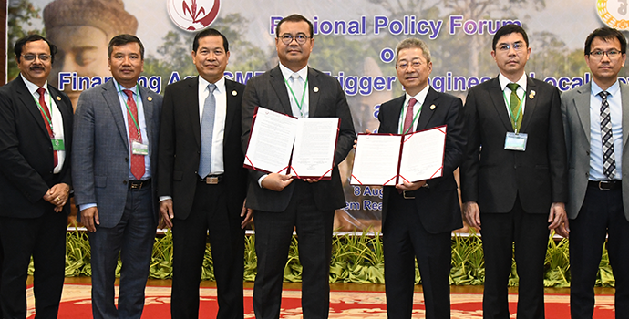 Signing of MoU by H.E. Dr. Kao Thach, Chief Executive Officer, ARDB and Mr. QIAN Wenhui Chairman, Agricultural Development Bank of China (ADBC) and APRACA Chair during the 77th Executive Committee Meeting in Siem Reap, Cambodia on 8 August 2024.