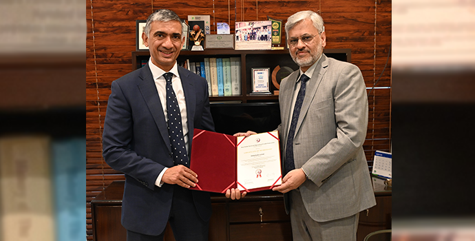 The membership certificate was presented to Mr. Naazer Minhaj, Head of Rural Banking (HBL) on behalf of APRACA by Mr. Abid Qamar, Director of Agriculture Credit & Financial Inclusion Department, State Bank of Pakistan (SBP).